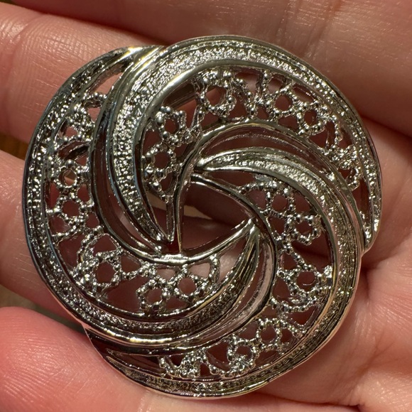 Gerry’s vintage triple swirl brooch. Silver tone, EUC, 1 3/4”. - Picture 1 of 4
